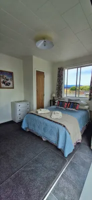 Fully self contained unit with separate bedroom on beachfront property, Hotels in Bay View