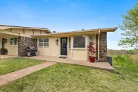 The Beaver Lake Escape - 5 mins to DT Rogers King Beds - Fireplace - Lake Views