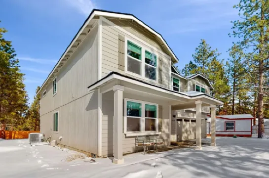 Magnificent Creater Road Retreat with 6 bedrooms and 3 bathroom on 1.2 acres.