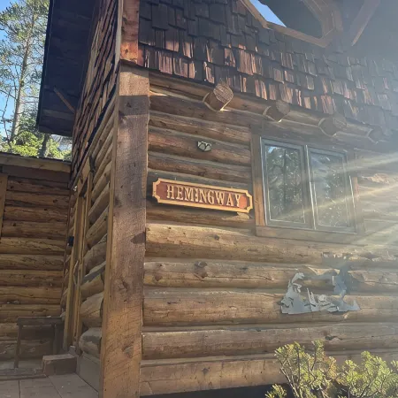 Charming cabin with WiFi in Silver Gate/Cooke City