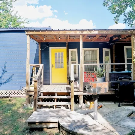 Luxury tiny cabin Pool & Hot tub minutes from Lake Travis and Lake Austin.