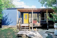 Luxury tiny cabin Pool & Hot tub minutes from Lake Travis and Lake Austin.