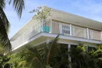 Tropical 5BR Paradise,  Private Pool, Hot Tub, Canal Access – Sleeps 12 - Wifi