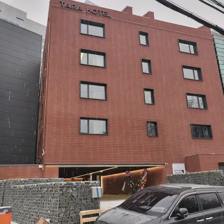 Hotel Tara Отели рядом с достопримечательностью «Станция метро Cheongdam»