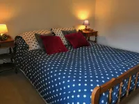 Cottage in the heart of the village of Kerascoët. Hotels in Nevez