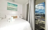Charming 1-bedroom, Beachfront condo in fabulous Longboat Key steps to the beach