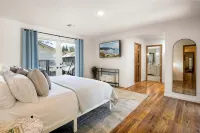 Premier Location: Group-Friendly, Walk to Autzen! - 4-Star