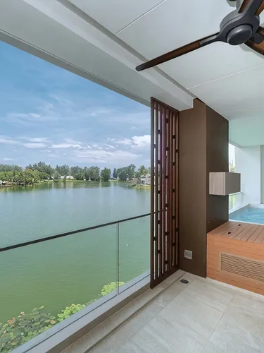 รูปภาพของStylish Lakeview Apt | 2BR 2BA + Balcony Views and Private Jacuzzi