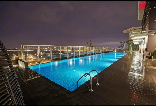 HostaHome Suites at Afiniti Residence Walk to Legoland - 屋上プール