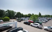 Holiday Inn LONDON - GATWICK AIRPORT by IHG - parking