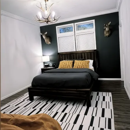 The Last Stand Farmhouse! Beautiful kitchen, TV room, AC, WiFi in Okeechobee