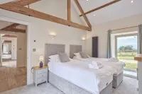 Luxury 3-Bed Cotswolds Barn for Families & Friends