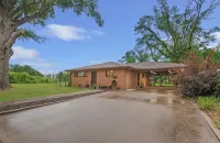 Kirk’s Kilgore Kottage - 3 bedrooms, 2 bath House