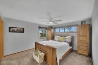 Cozy Secluded Estate with a Private Pond - Easy Access and Pet Friendly