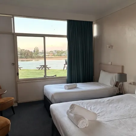 Moruya Waterfront Hotel Motel