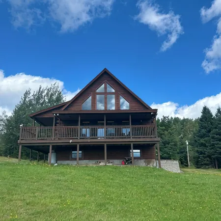 High View Lodge, log chalet with unparalleled views of Western Maine Mountains Отели в г. Юстис