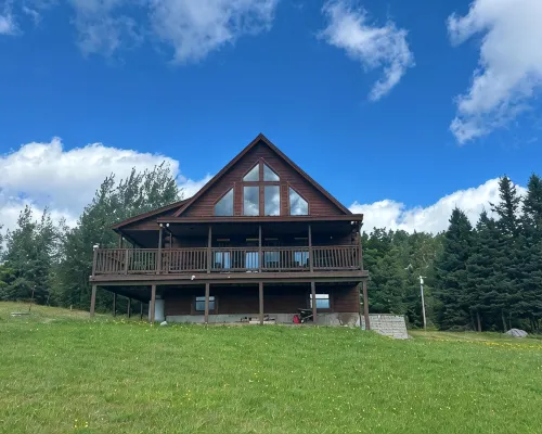 High View Lodge, log chalet with unparalleled views of Western Maine Mountains Hotels in Эустис