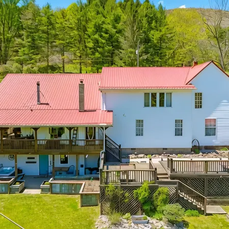 Spacious 5-bedroom house w/ fishing pond, WiFi, hot tub in Grayson Co Mountains
