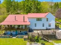 Spacious 5-bedroom house w/ fishing pond, WiFi, hot tub in Grayson Co Mountains