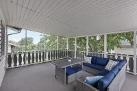 Family Home Min to Henry Dorley Zoo, Charles Schwab Field, Covered Porch, 4TVs - 방갈로