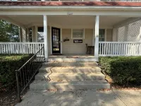 Charming 2-bedroom 1st Floor apartment in lovely Terre Haute with WiFi, AC - 2-نجوم