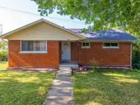 4 Bed 3 bath clean , spacious all brick home , welcome families and work groups Hotels in Clark County