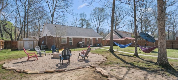 Charming 3-bedroom Home in Monroe with a Pool Table and Fire Pit, WiFi Hotels in Union County