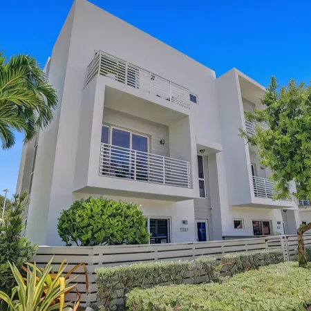 LUXURY STAY  W/BEACH, POOL, GYM, and SPA! Restaurants & bars across street also!