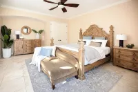 "Mediterra" /WALK to Vanderbilt Beach/ Heated Pool/Gym/BBQ/Scooters/4BR Retreat - Gym