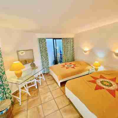 Villa with private pool and free WiFi, close to the sea, protected courtyard Rooms