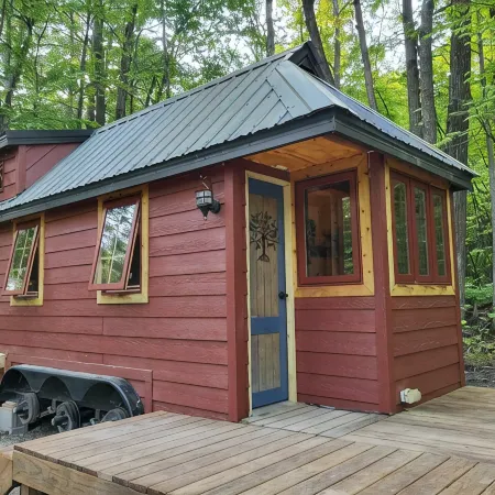 Tiny bungalow secluded in the woods with lake view. Pets accepted!