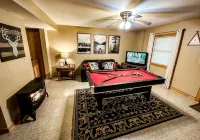 Cozy Mountain Loft Cabin - King Suite, Pool Table, Foosball & Fire Pit! - Chalets