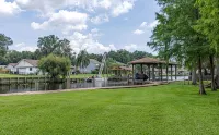 30 People Comfortably Gorgeous Home on Canal Boat Kayak access Two 85 75” TVs
