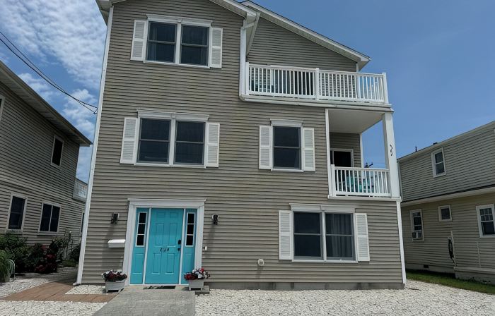 Beach Block , Barbeque, & Fully Stocked! 3 Parking Spots and Great for Families!
