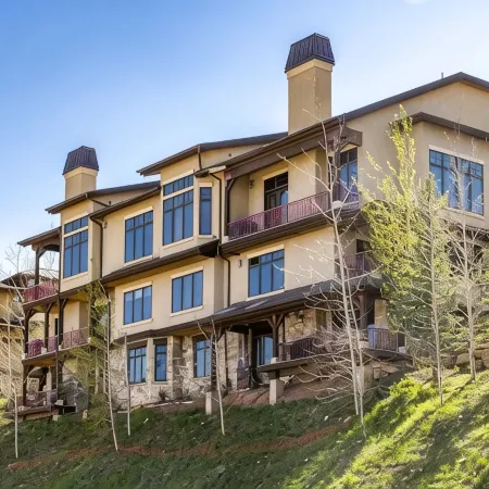Ski in Ski Out at the Canyons 3000 sq. ft. 4br 4.5ba sleeps 12 End top unit