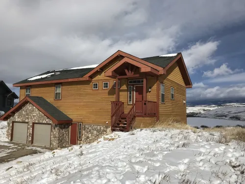 Your home away from home with private hot tub, game room, and majestic views - 3 stjerner