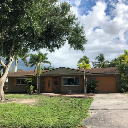 3 bed 2 bath minutes from the beach!