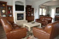 Private Home & Fenced POOL 32'x16', sleeps 15, Jacuzzi,  TV/Game rm, Play-Set - 3-Star