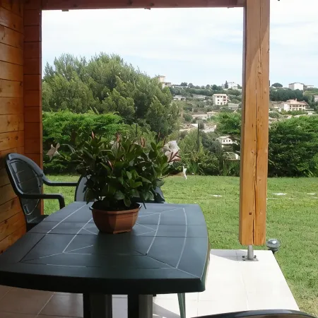Two-bedroom apartment in the heights of Nice: Small chalet with private garden.