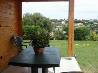 Two-bedroom apartment in the heights of Nice: Small chalet with private garden. - Bungalows