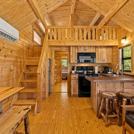 Barnwell Mountain Cabins #2: Cabin/Tiny Home w/ loft in Gilmer across from BMRA Отели в г. Апшур