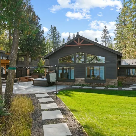 Beautiful Waterfront Cabin with a Hot Tub & Sauna