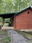 Almost Heaven 1BR Cabin: Romantic Retreat with Hot Tub - Feriehus