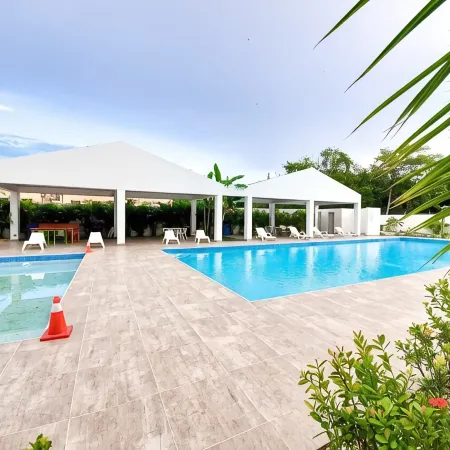Beautiful 2 bedroom unit, free wifi, pool 3 minutes walk from beach