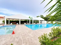 Beautiful 2 bedroom unit, free wifi, pool 3 minutes walk from beach - 2 ดาว