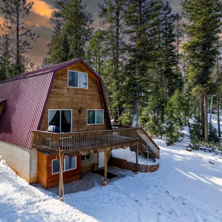 Relaxing retreat in Duck Creek, lots of exciting adventures inside and out