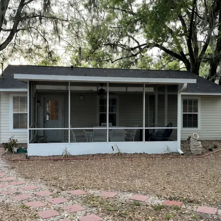 Cozy Cottage in Historic Mount Dora. 3 bedrooms & 2 bathrooms.
