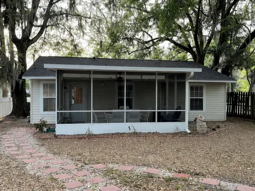 Cozy Cottage in Historic Mount Dora. 3 bedrooms & 2 bathrooms.