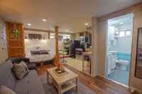 Cascade Getaway - Heart of Cle Elum - Full Kitchen, Private Patio & Pet Friendly - Wi-Fi