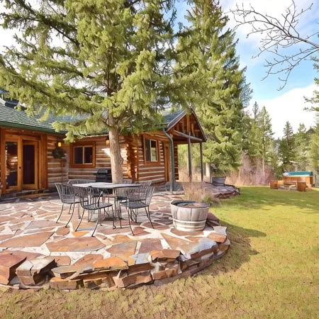 Top Rated Charming MT Cabin w Hot Tub, 10min Dwtn, MSU, 1hr Big Sky/Yellowstone